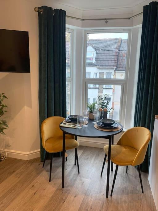 Alto - Lovely 2 Bedroom Serviced Apartment Bristol By Mint Stays Eksteriør billede